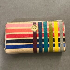 Very good condition leather full zip Tory Burch wallet